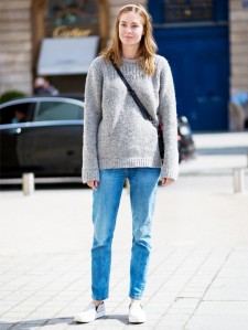 oversized-sweater-grey-gray-mom-jeans-ankle-jeans-loose-jeans-slip-on-sneakers-weekend-casual-via-styledumonde